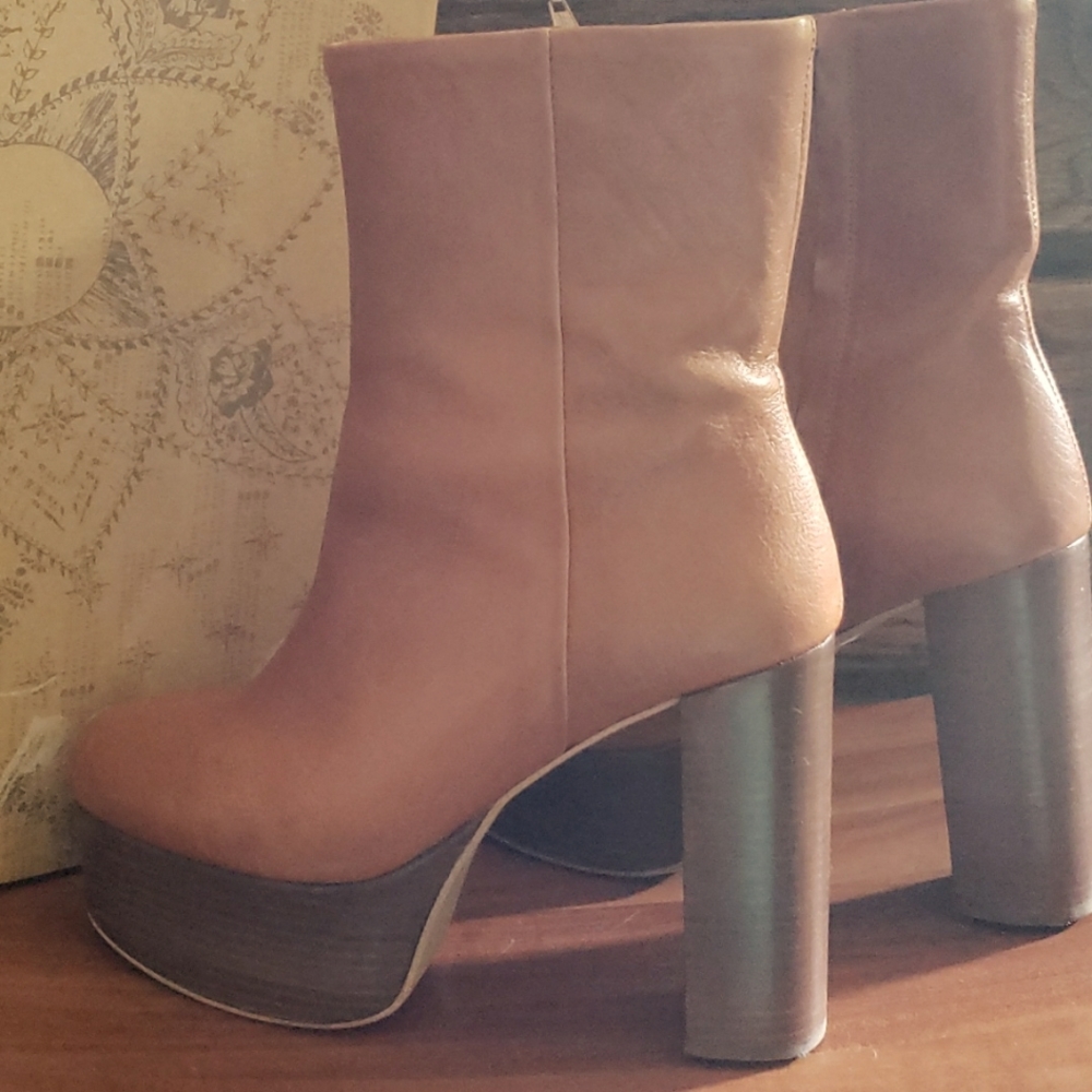 Boots - Picture 5 of 8